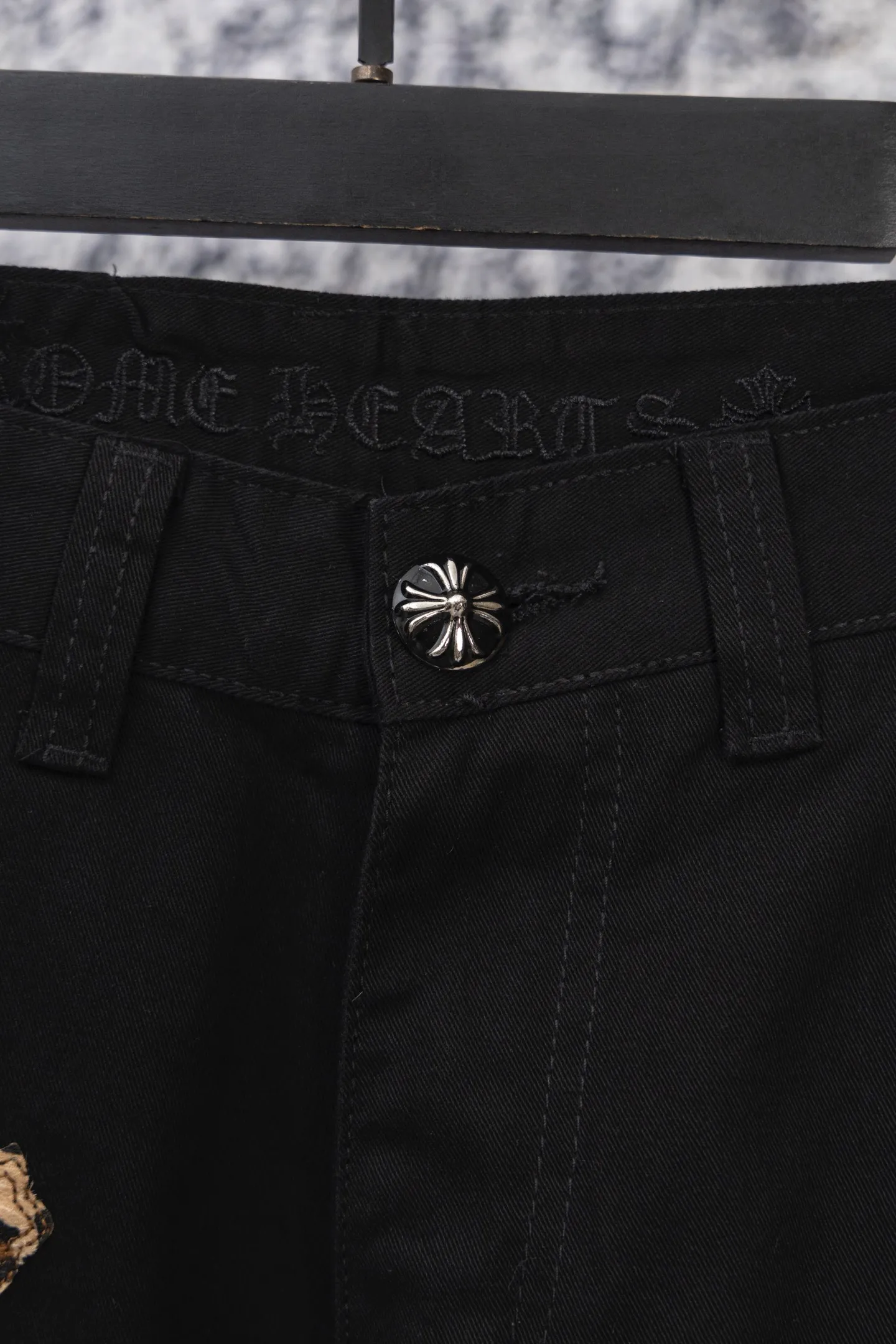 P260 chrome hearts SEVENTEEN-Hoshi Quan Shunrong's new leopard print cross patch leather black jeans vi Top heavy industry fashionable design] Consistent high street luxury style creation. Speaking of this style, the Zangyin family and GU family are definitely the leading representative brands. Especially the Zangyin family has really achieved a state-of-the-art effect in creating high street style. The unique washed material is used to create this style. The color system is quite eye-catching. After it is decorated with patchwork cross flowers, it cleverly highlights the charm of the brand. Secondly, this style uses classic The classic high-waist cutting design highlights the long legs and fashionable temperament of the upper body. The brand is highly recognizable and the slim fit configuration is more suitable for daily wear. It is a product that interprets personality, fashion, and specifications at a glance. This single product is enough to make any fan excited. It can be a white T-shirt for youthful preppy style, or a tight suspender for lady style. It has strong matching ability and can be easily controlled by men.  [Materials and craftsmanship] Needless to say, this point goes without saying. As an excellent craftsman brand, Zangyin’s requirements for details and craftsmanship are really perfect. The washed color of this model has gone through so many processes, not to mention the embellishment of denim appliques. It is also purely hand-made and sewn. Just like what they believe in, only hand-made things have soul and have the meaning of wear. A top-notch heavy-duty fashionable denim item, I look forward to your perfect interpretation! ! Size: 28-36 Color: black